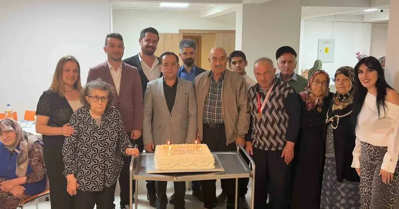 Tosya’da huzurevi sakinleriyle yaş pasta kesildi