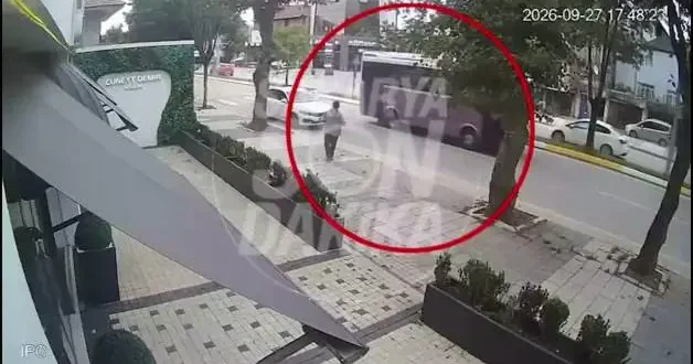 Sakarya da feci kaza anı kamerada: Otomobilin çarptığı yaya metrelerce havaya fırladı