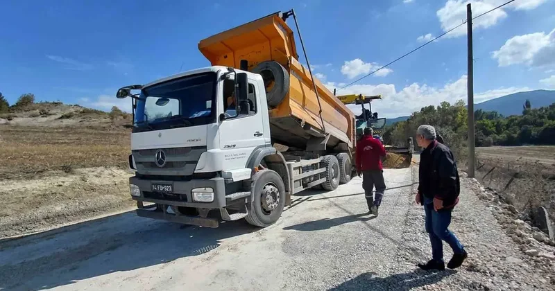 Köy yolunda asfalt mesaisi başladı