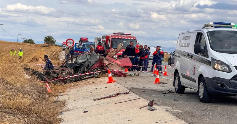 Uşak ta kamyonla otomobil çarpıştı: 3 ölü