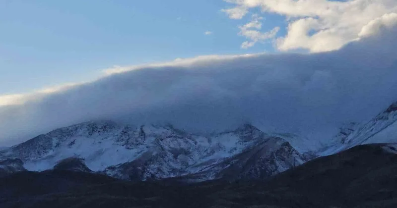 Bitlis Adilcevaz da Süphan Dağı zirvesi mevsimin ilk karıyla beyaza büründü