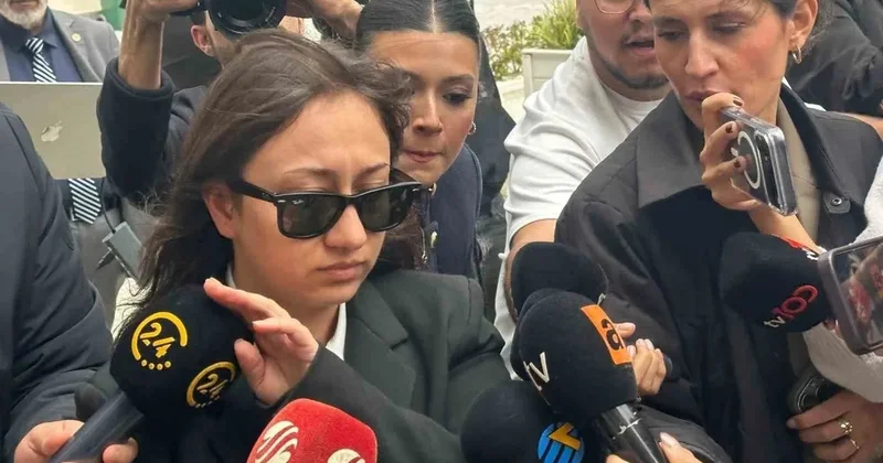 Annesini baldırından tutup pencereden attı