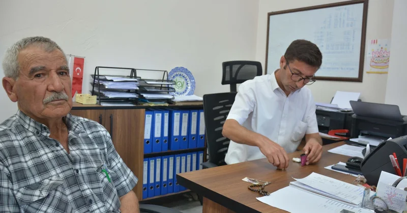 Demirci de bulduğu 8 Ata lira ve altın küpeyi Gazi Ahmet Ünalan sahibine ulaştırdı