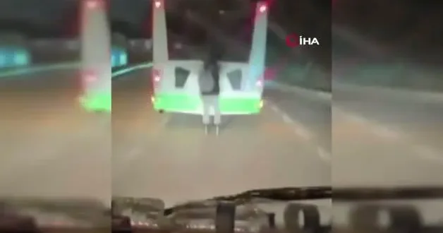 Otobüsün arkasına tutunarak patenle yolculuk etti