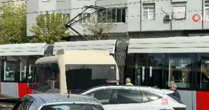 Güngören de tramvay, ticari minibüse çarptı: Yaralılar var