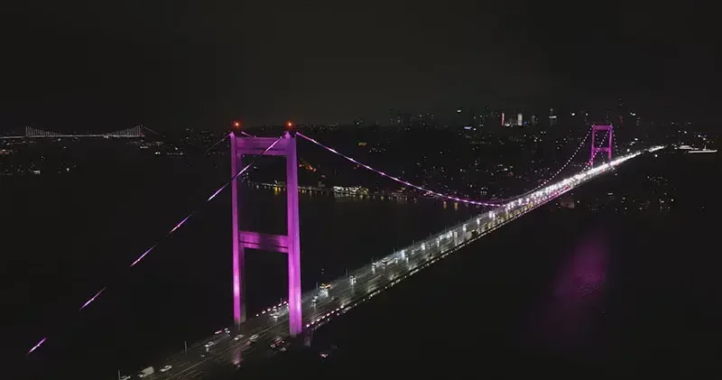 FSM Köprüsü Meme Kanseri Farkındalık Ayı kapsamında pembe ışıklarla aydınlatıldı