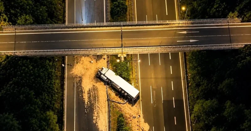 Kimyasal yüklü TIR devrildi! Trafik kilitlendi