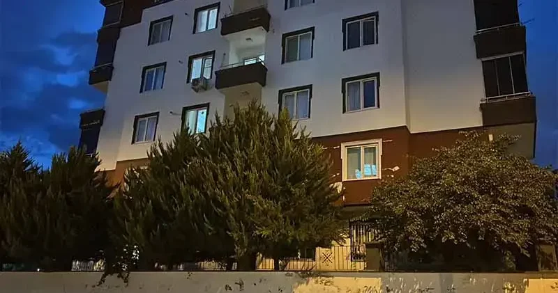 Çift ve 6 yaşındaki oğulları 2 nci kattan düştü; 1 ölü, 2 yaralı