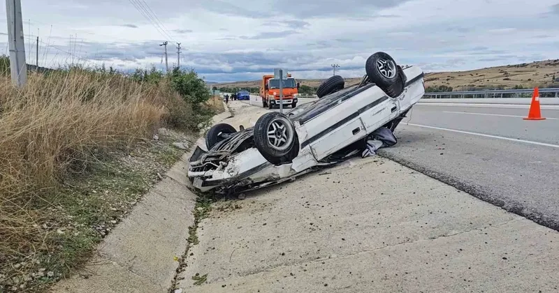 Isparta’da kontrolden çıkan otomobil 150 metre sürüklenip takla attı: 3 yaralı