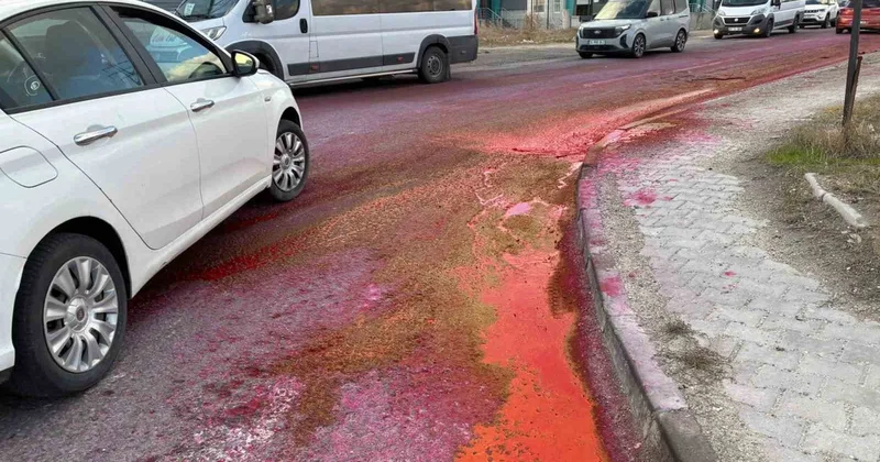 Kapaklı da tırdan döküldüğü düşünülen boya, yağmurla caddeyi kırmızıya boyadı