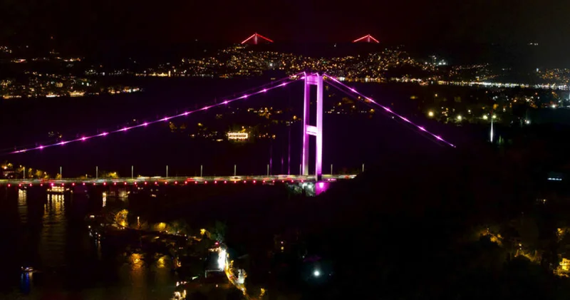 Simge yapılar pembeye büründü