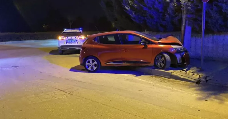 Kontrolden çıkan otomobil, beton direğe çarptı