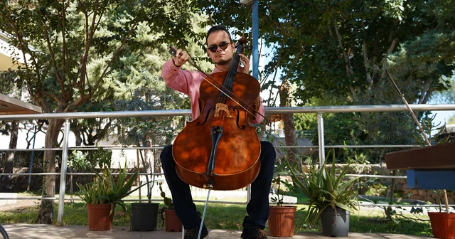 Görme engelli müzik öğretmeninden hastalara ritim ve şarkılı terapi Antalya Haberleri