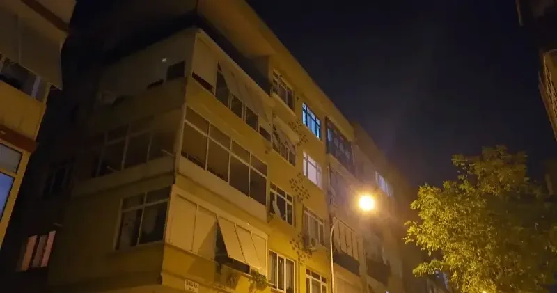İstanbul da korku dolu gece: Dört katlı bina tahliye edildi İstanbul Haberleri