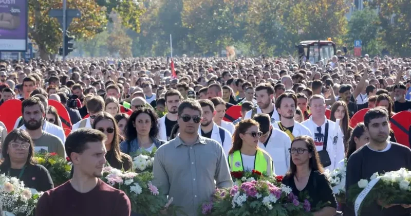 Sırbistan’da on binlerce protestocu, tren istasyonu faciasının yıldönümde Novi Sad’da bir araya geldi