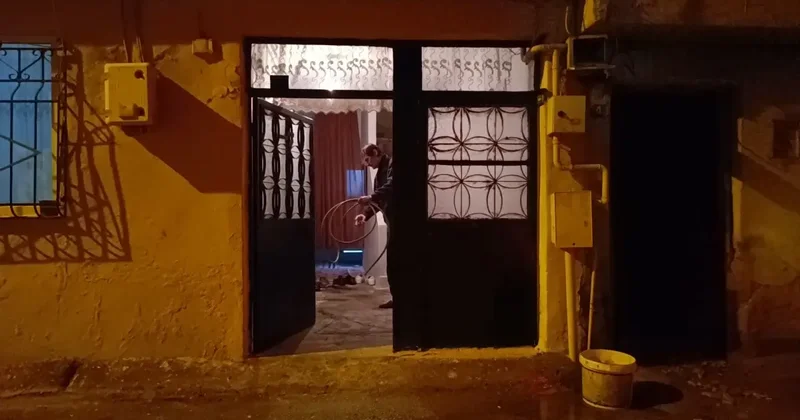 Alkollü adam evini ateşe verdi