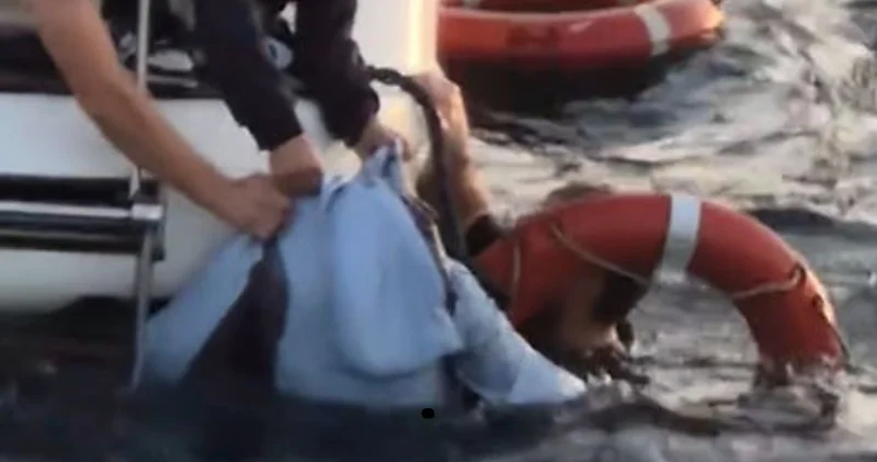 Son dakika: İstanbul Boğazı nda boğulma tehlikesi geçiren kadını denize atlayarak kurtardı; o anlar kamerada Son dakika haberleri