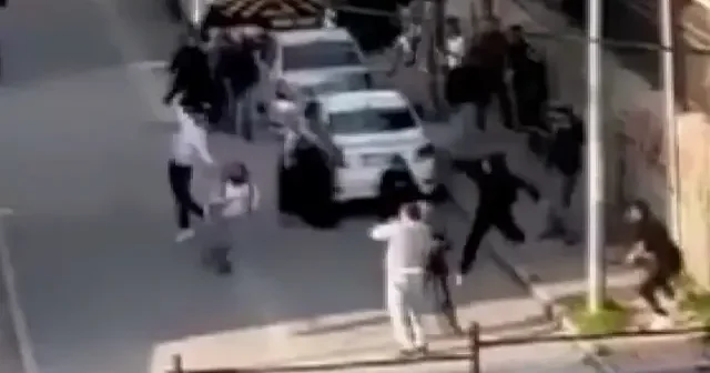 Esenyurt ta bir aile kavga ettiği ailenin evini böyle taşladı VİDEO İZLE