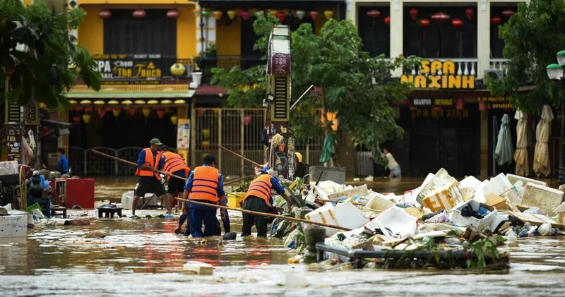Vietnam ı sel vurdu: Ölü sayısı 35 e yükseldi