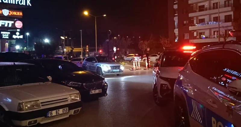 AVM de çıkan tartışma sonrasında bekçilere belindeki silahı gösterdi