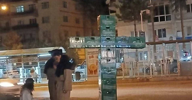 Eskişehir de bira kasalarıyla haç işareti yapan 3 kişi gözaltında Eskişehir Haberleri