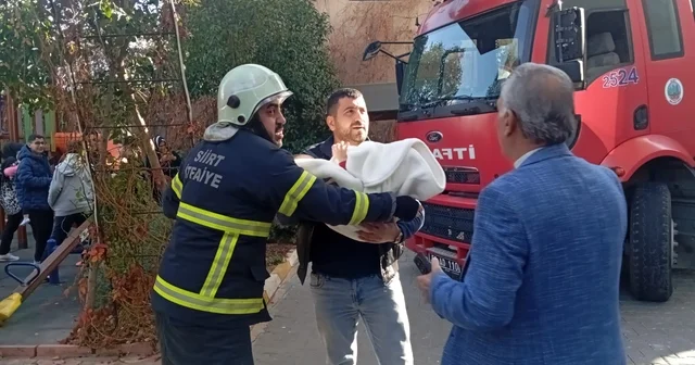 Siirt te yangın merdiveni ve odun deposunda çıkan yangın söndürüldü Siirt Haberleri