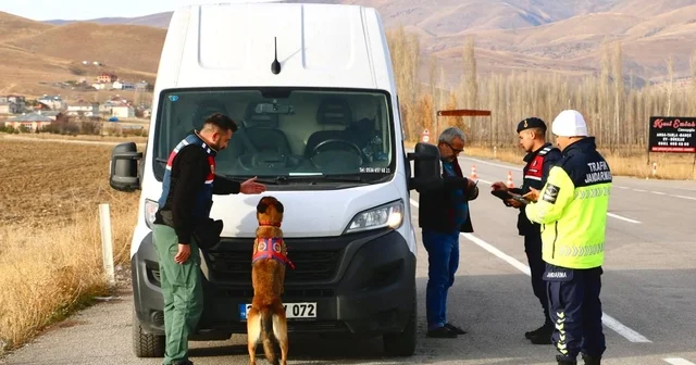 Araçlara kış denetimi: Jandarma lastik ve donanımları kontrol etti Bayburt Haberleri