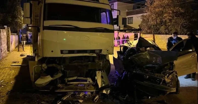 Gaziantep te otomobil park halindeki kamyona çarptı: 2 ölü