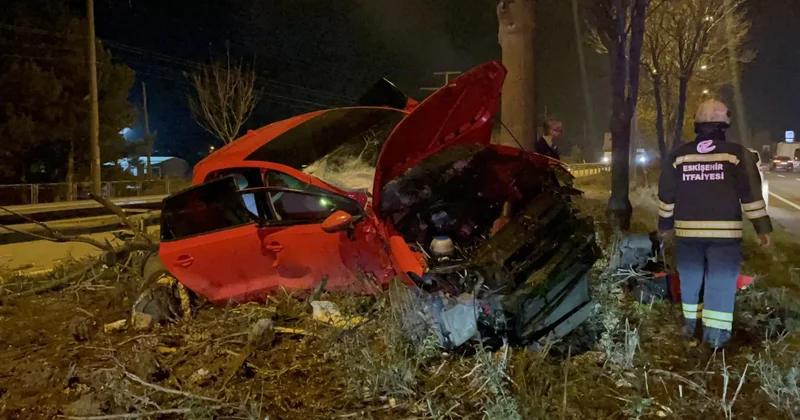 Kontrolden çıkan otomobil ağaca daldı, sürücü yaralandı Sözcü Gazetesi