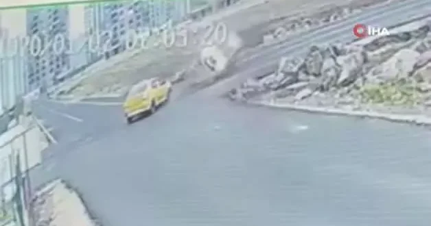 Diyarbakır da iki ticari taksinin çarpıştığı kaza anı güvenlik kamerasına yansıdı