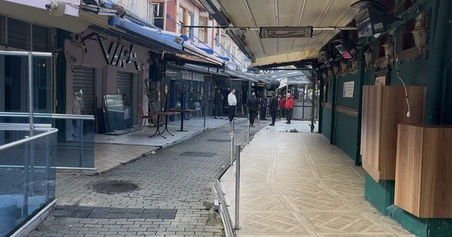 Tarihi Arap Şükrü Sokağı nda tente krizi Belediye işgal var dedi, esnaf yılbaşı öncesi ne yapacağız diyerek tepki gösterdi Bursa Haberleri