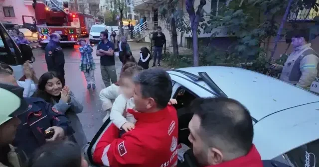 Bebeğini otomobilde aracın anahtarını da evde unuttu: Ekipler çocuğu kurtarmak için zamanla yarıştı VİDEO İZLE