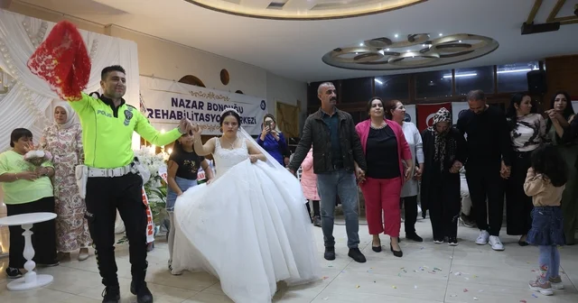 Down sendromlu Ezgi nin düğün hayali gerçek oldu, mutluluğuna ortak olan polisler yürekleri ısıttı Hatay Haberleri