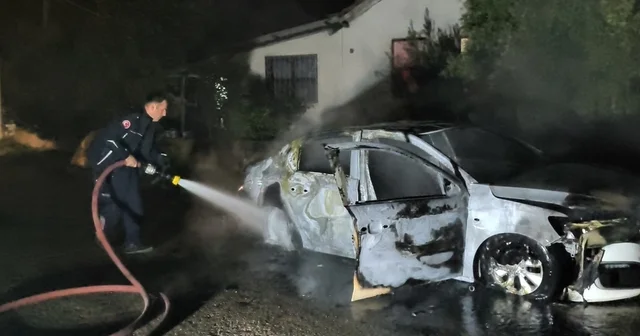 Antalya da park halindeyken alev alan araç küle döndü Antalya Haberleri