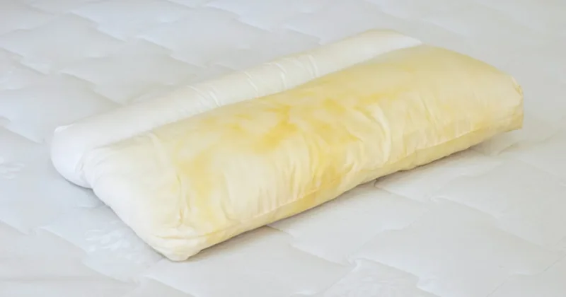 Yastıklardaki sarı lekeleri söküp atıyor! Çamaşır makinenize eklemeniz yeterli…