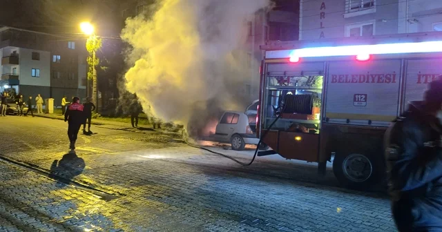 Çalıştırdığı aracı bir anda alev aldı, sürücü son anda kurtuldu Mahalleli kovalarla su taşıdı Bartın Haberleri