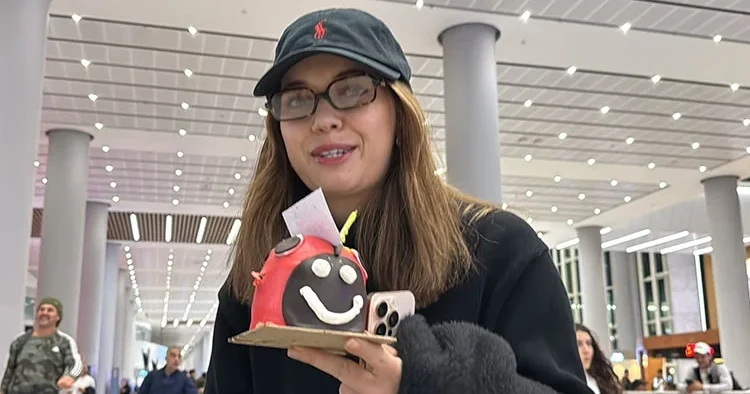 Afra Saraçoğlu na doğum günü sürprizi