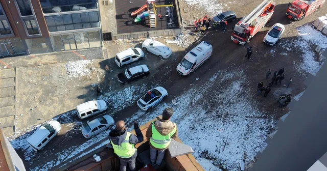 Paralarını alamadıklarını söyleyen işçiler, çatıya çıkıp eylem yaptı Erzurum Haberleri