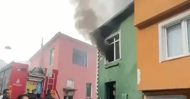 Fatih te 2 katlı binada çıkan yangın söndürüldü VİDEO İZLE