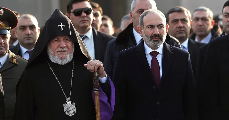 10 üst düzey ruhaniden II. Karekin e