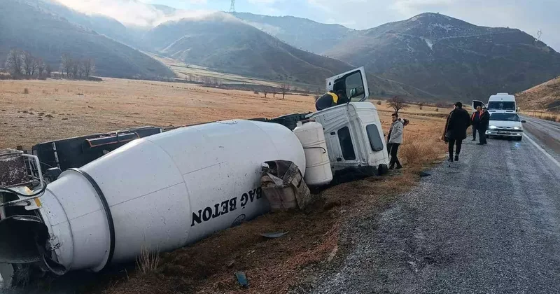 Tatvan Hizan yolunda beton mikseri şarampole devrildi: 1 yaralı