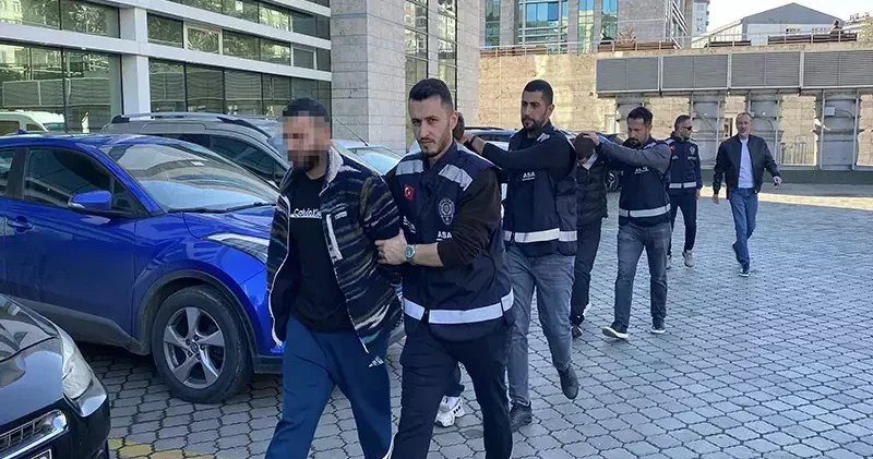 Motosikletlerle gelip husumetli oldukları 2 kişiyi vuran 7 şüpheli adliyede