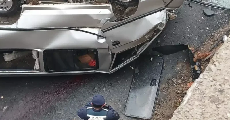 Kamyonet bariyerleri aşıp alt yola düştü! 3 kişi hayatını kaybetti