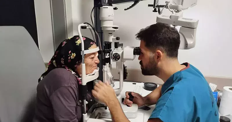 55 yıl önce görme yetisi kaybolan sağ gözü ameliyatla görmeye başladı