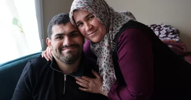 Adana haberleri Bir parça tel ile başlayan kâbus: 30 yaşındaki oğlunu yıllarca sırtında taşıdı 02 Aralık 2025