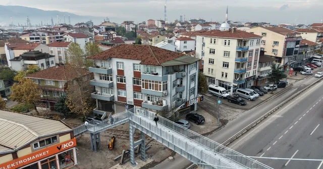 Evin içi göründüğü için yıkım kararı verilen üst geçit, 1 metre uzağa yapıldı Kocaeli Haberleri