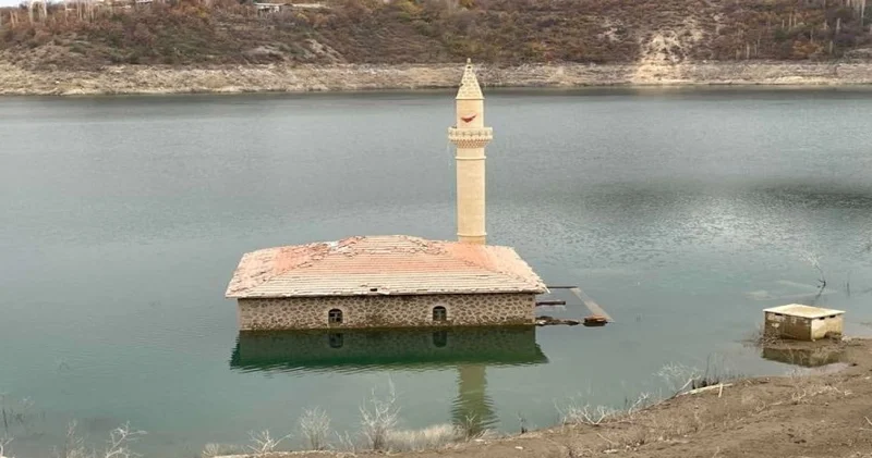 Suyla dolu camiye pencereden kanoyla girdi