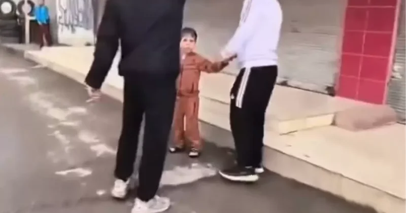 Çocuğunun gözü önünde tekme tokat dövdü