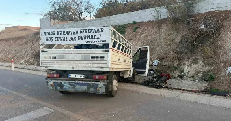 Motosiklet ile kamyonet çarpıştı: 1 ölü