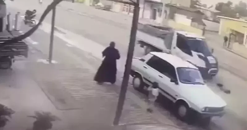 Yolun karşısına koşarken kamyonetin çarptığı çocuk ağır yaralandı; kaza anı kamerada
